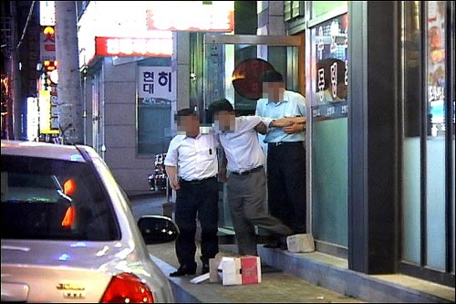 업무시간 이후, 술자리까지 관용차량을 이용하는 공직자들. 관용차는 '공공의 차'라는 인신 전환과 함께 엄격한 관리감독이 필요하다. 사진 제공 <시사타임>. 